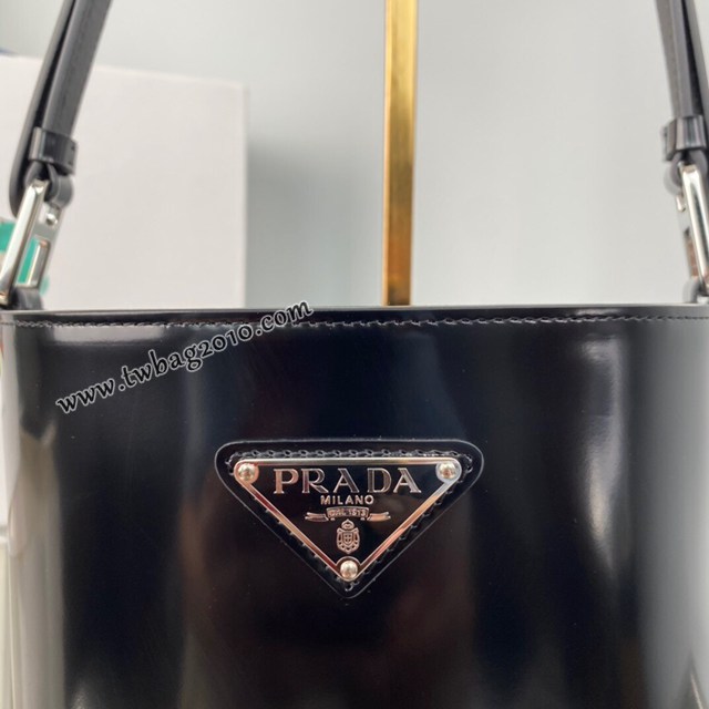 Prada專櫃新款水桶包 1BE059 普拉達亮面小牛皮肩背水桶包 csp1317